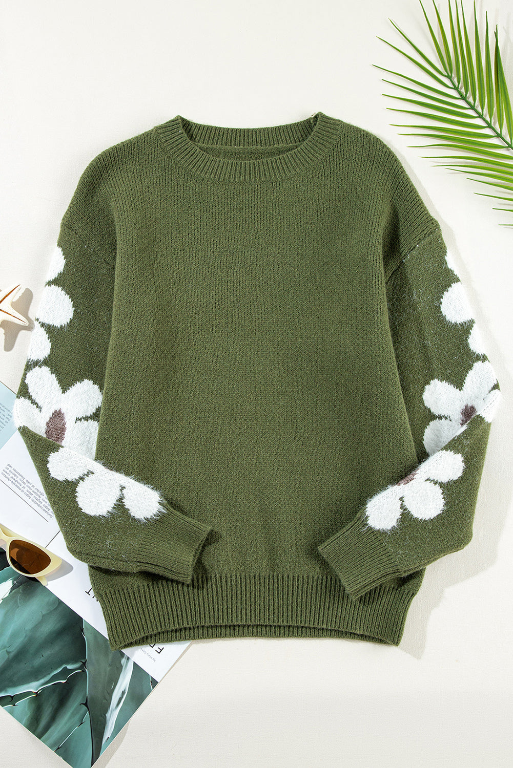 Moosgrüner pullover mit blumenärmeln und hängeschultern