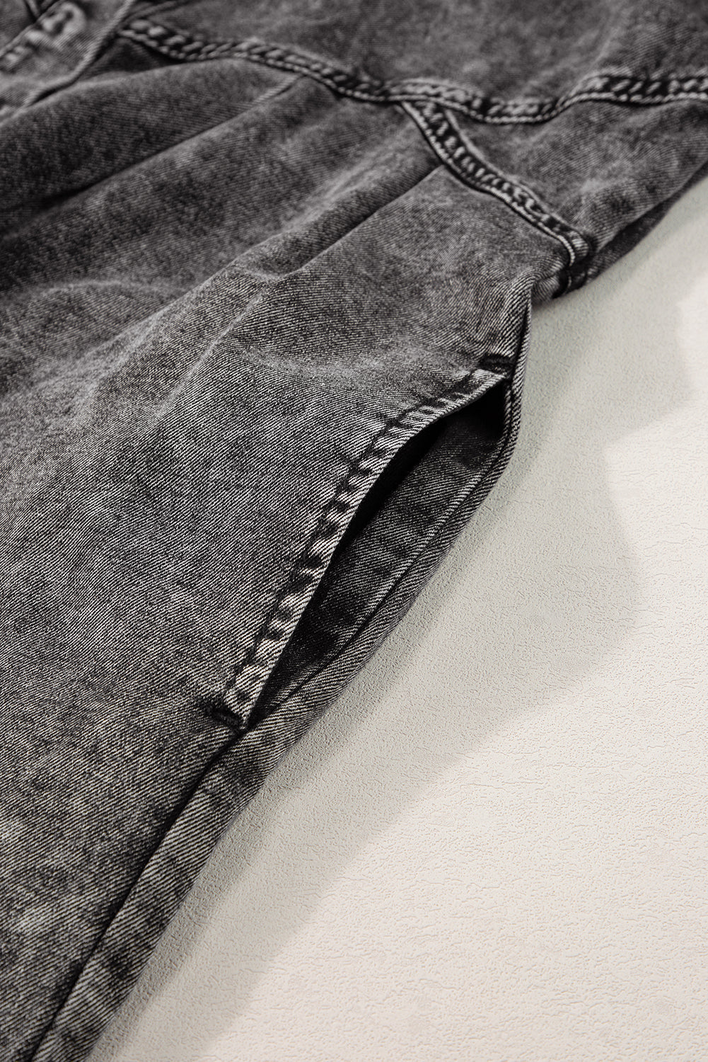 Mittelgraues Mineralwaschung gerafftes Kurzarm-Denimkleid mit Knöpfen