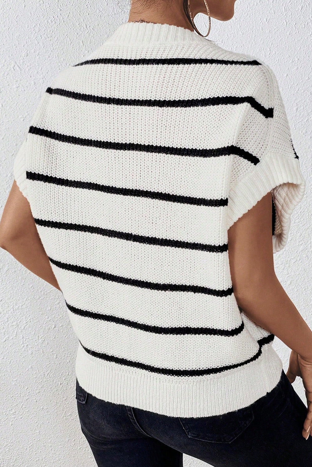 Weißer gestreifter rundhals-pullover mit fledermausärmeln