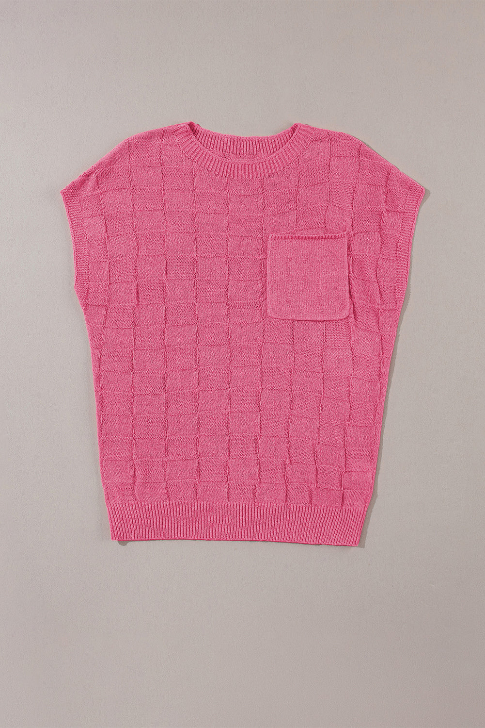 Leuchtend rosafarbener strickpullover mit kurzen ärmeln und gitterstruktur