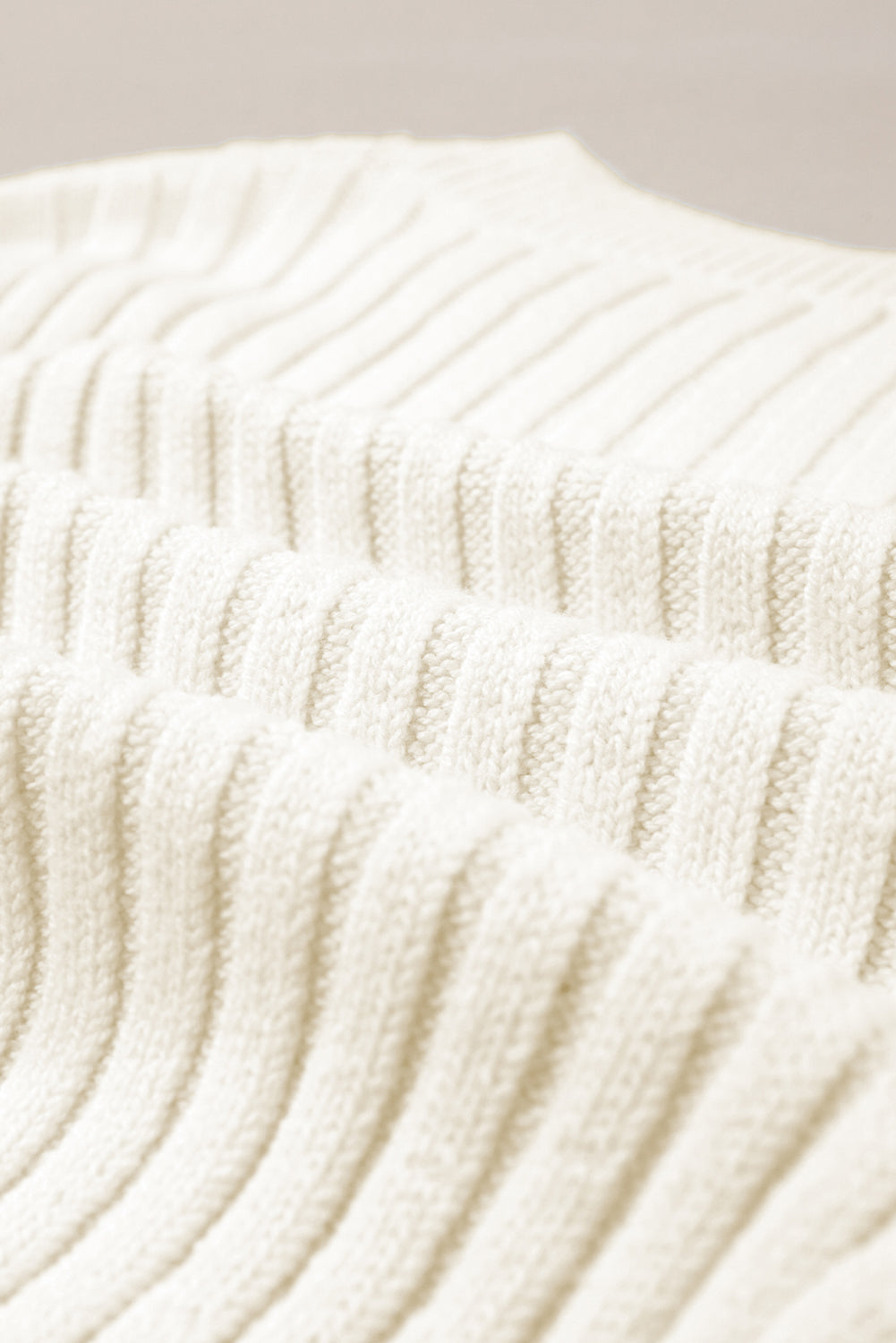 Weißer strickpullover mit zopfmuster
