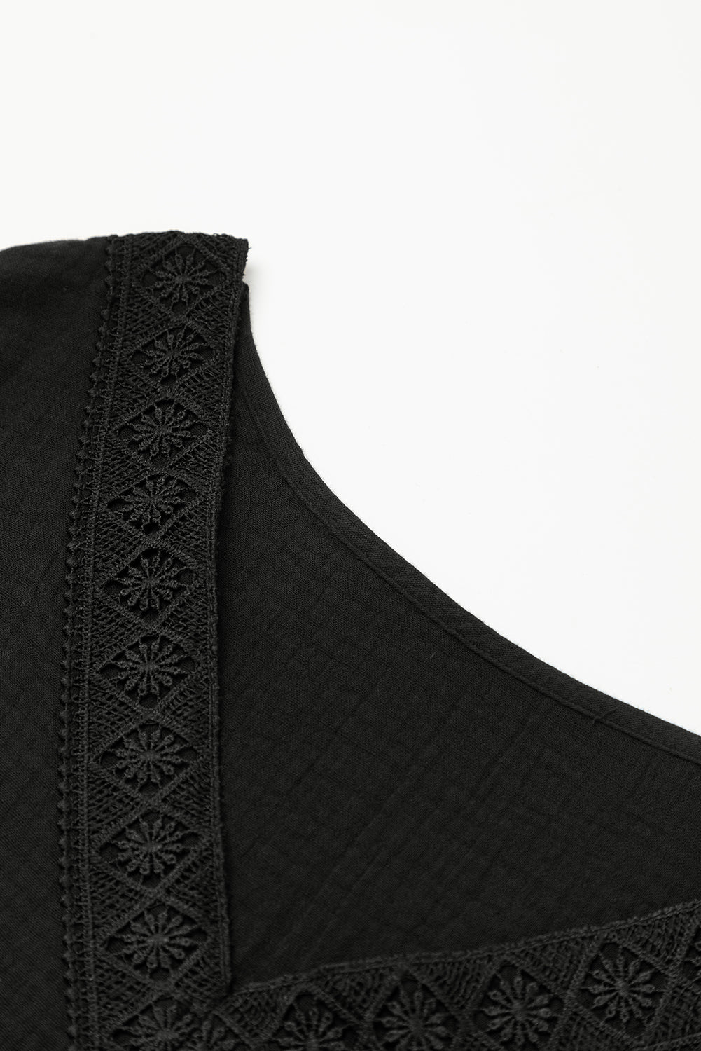 Schwarzes gefaltetes minikleid mit kurzen ärmeln und v-ausschnitt