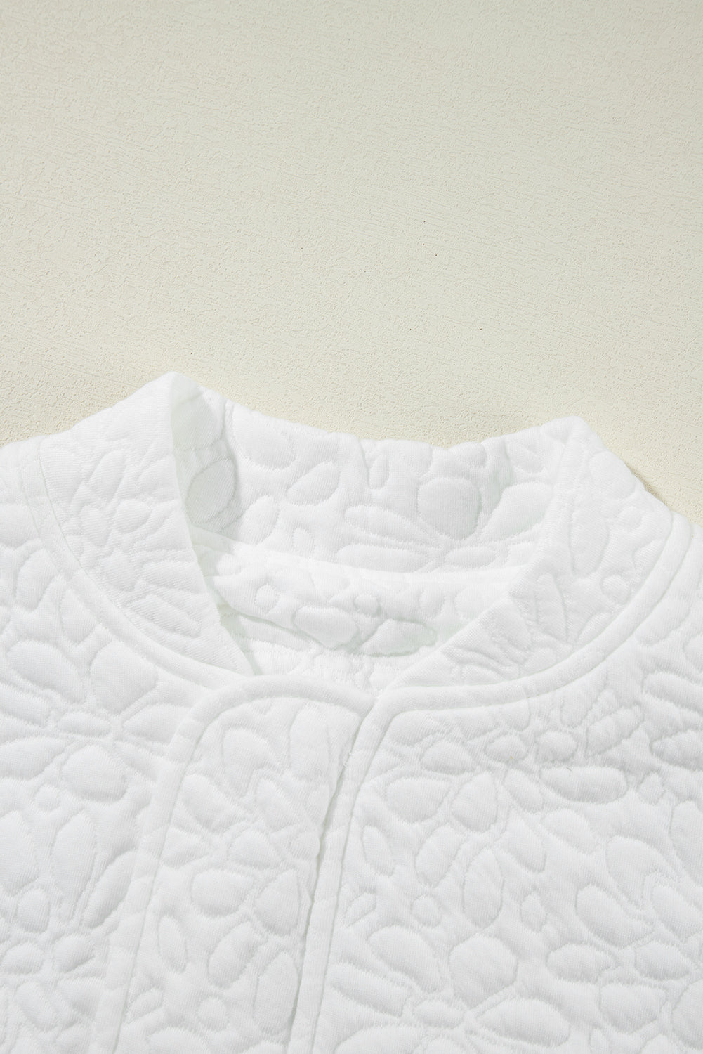Weiße gesteppte jacke mit blumenmuster