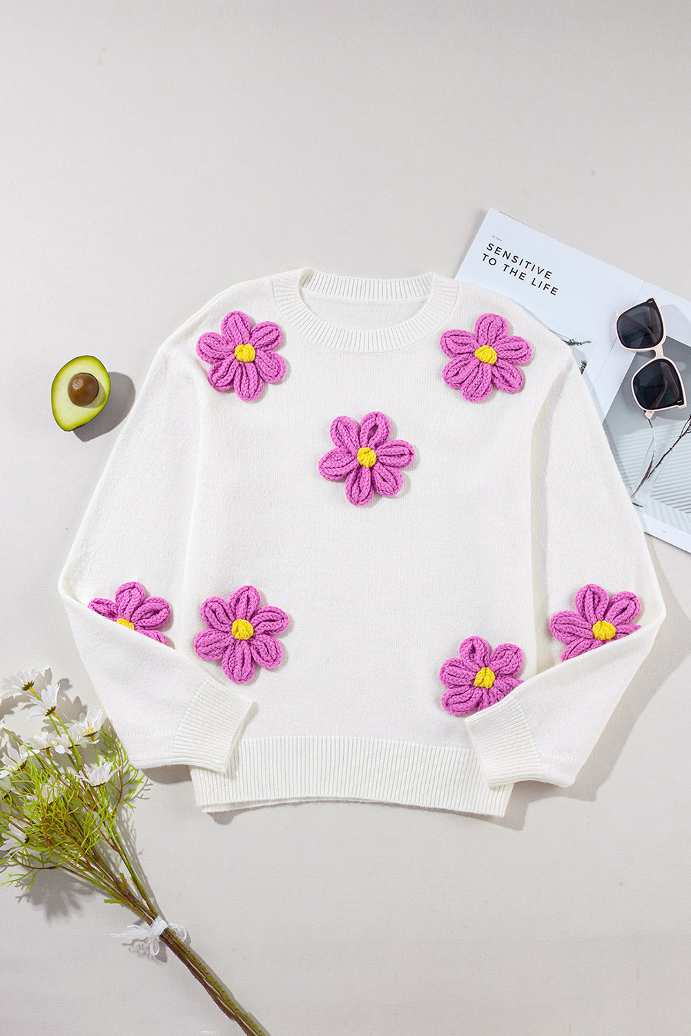 Weißer gehäkelter grobstrickpullover mit blumenmuster