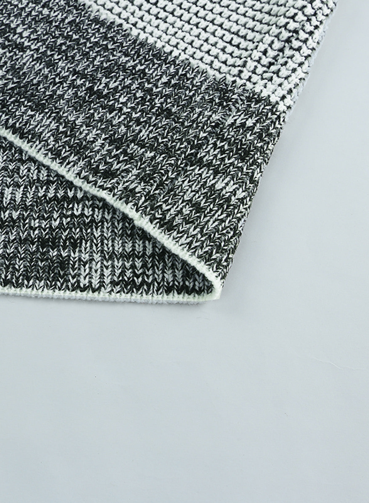 Graue karierte strickjacke mit offener vorderseite