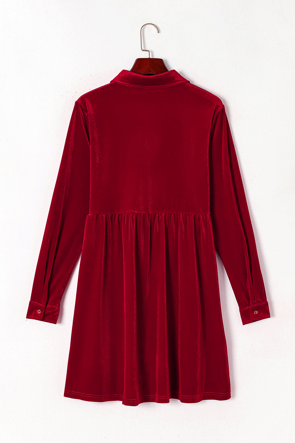 Feurig rotes kleid mit langen ärmeln und rüschen aus samt mit knopfleiste