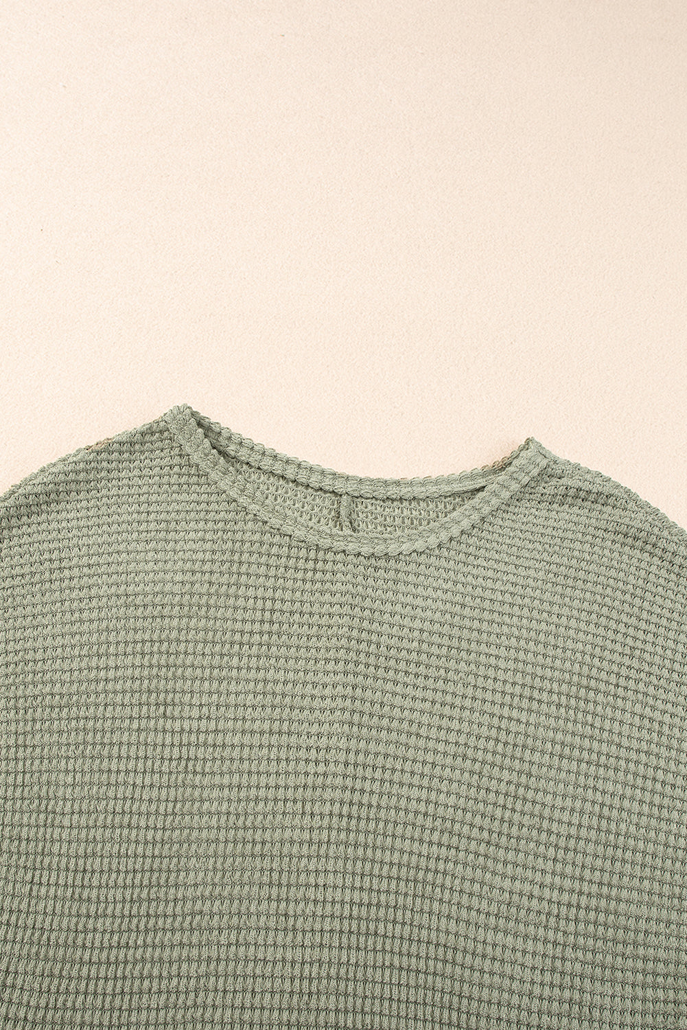 Dschungelgrünes T-Shirt-Kleid mit Waffelstruktur und geschwungenem Saum mit Seitenschlitz