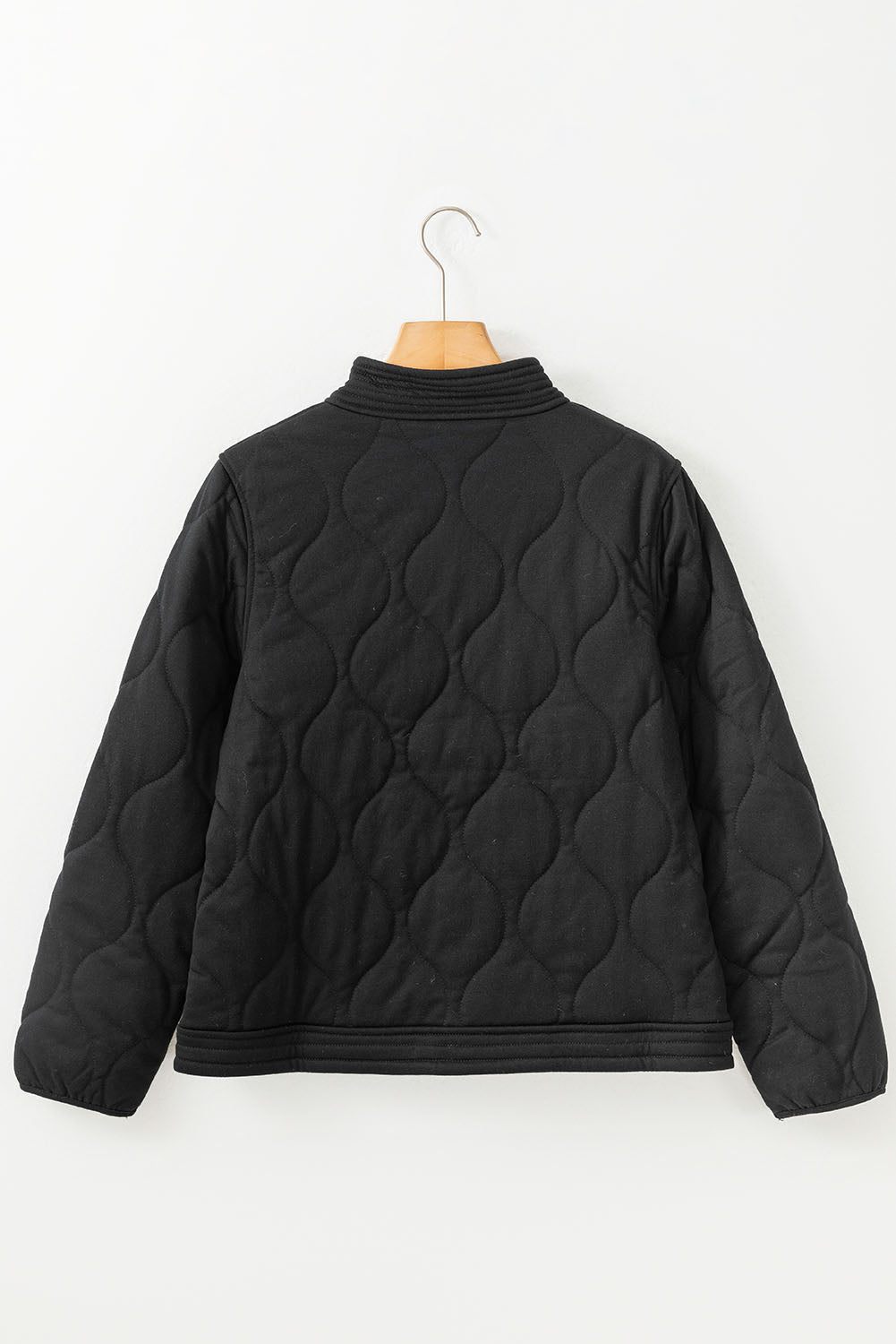 Schwarze jacke mit gestepptem druckknopf in uni-farbe
