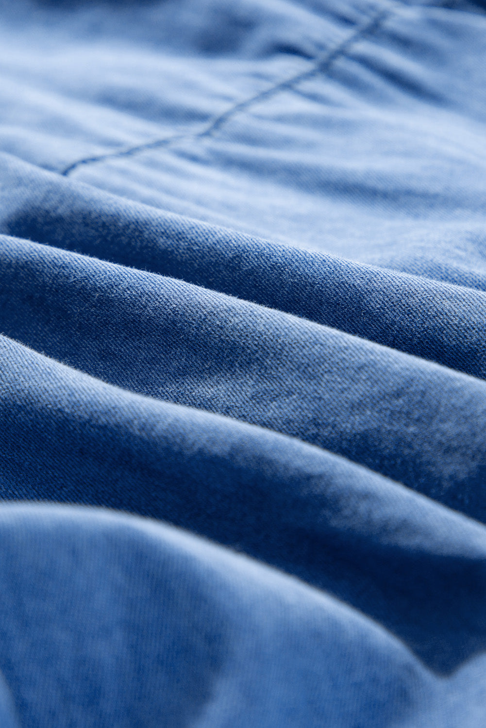 Himmelblaues Chambray-Kleid mit gerafften 3/4-Ärmeln und geschlitztem V-Ausschnitt
