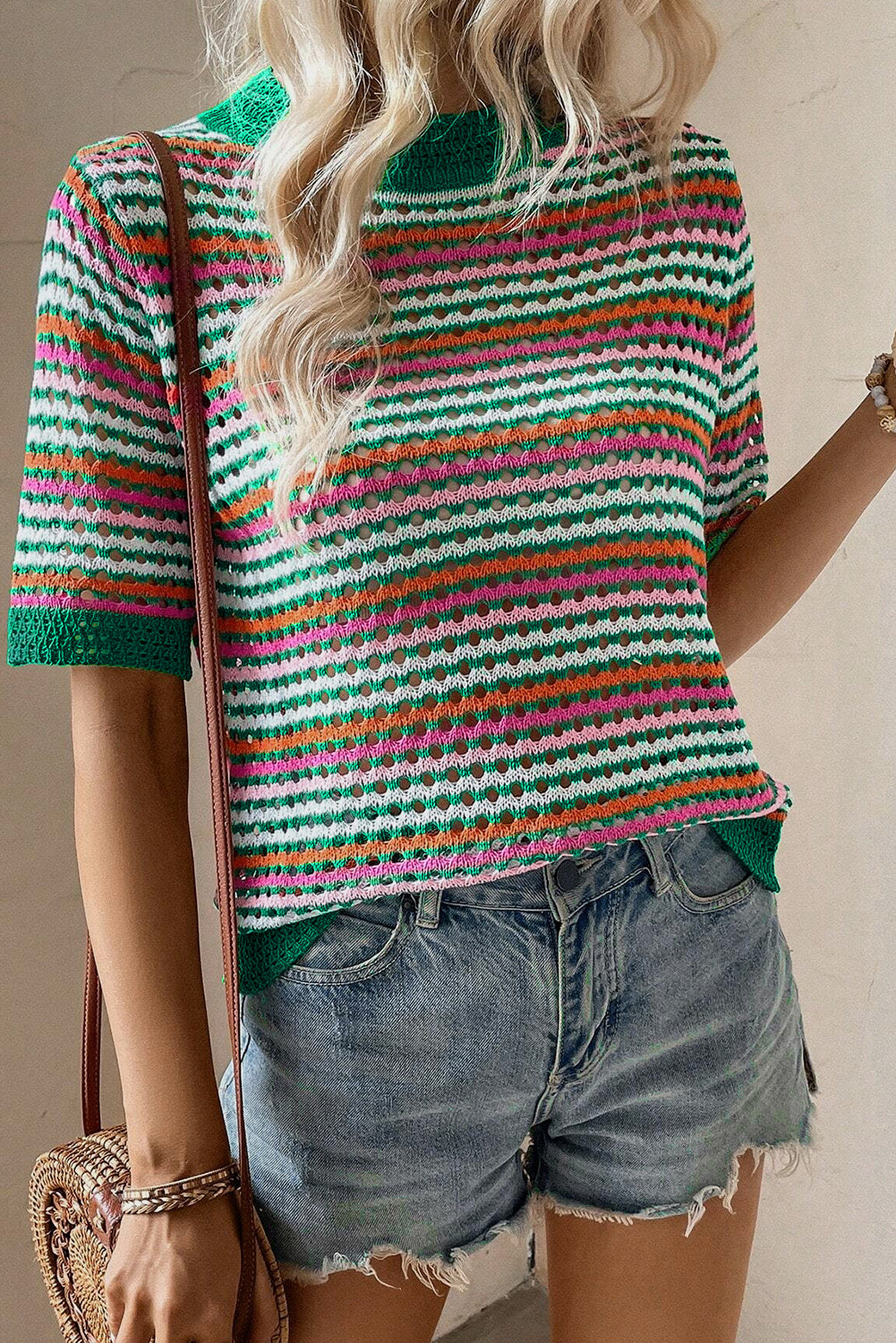 Dunkelgrünes gestreiftes muster, kontraststreifen, pointelle-strick-t-shirt