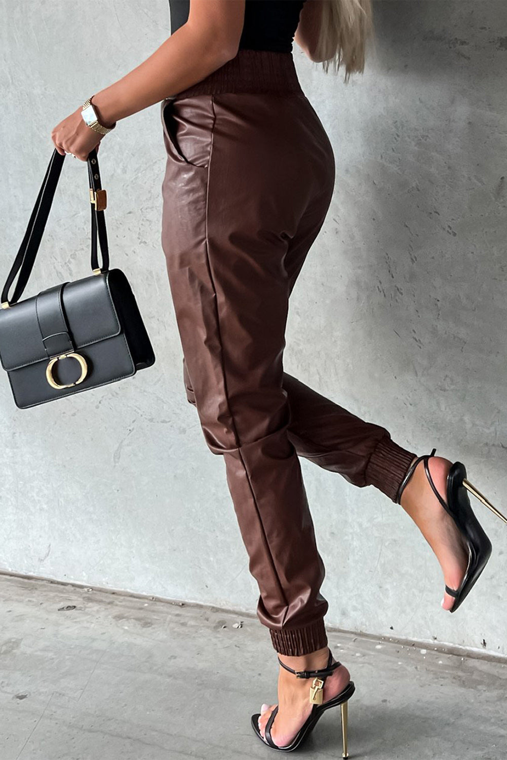 Braune gesmokte leder-skinny-hose mit hoher taille