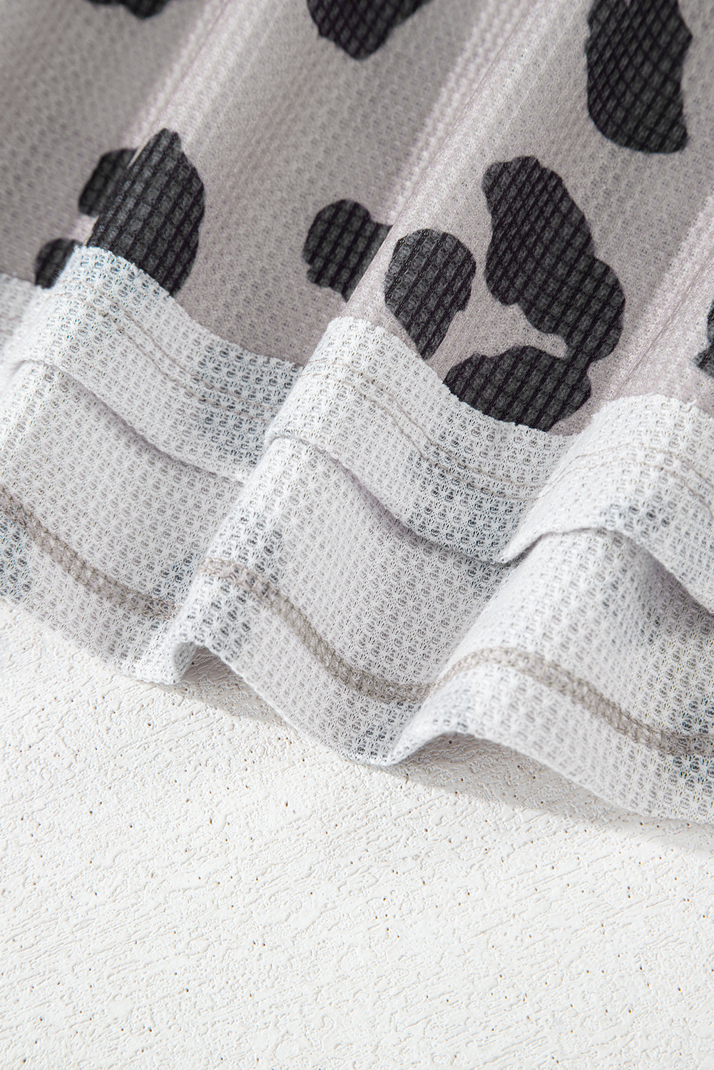 Graues bedrucktes leoparden-ballonärmel-thermostricktop in übergröße