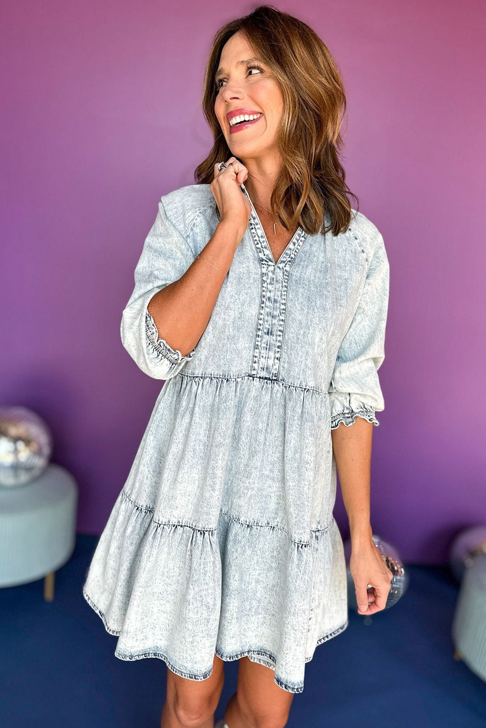 Dunkelblaues acid wash retro denim kleid mit halben ärmeln