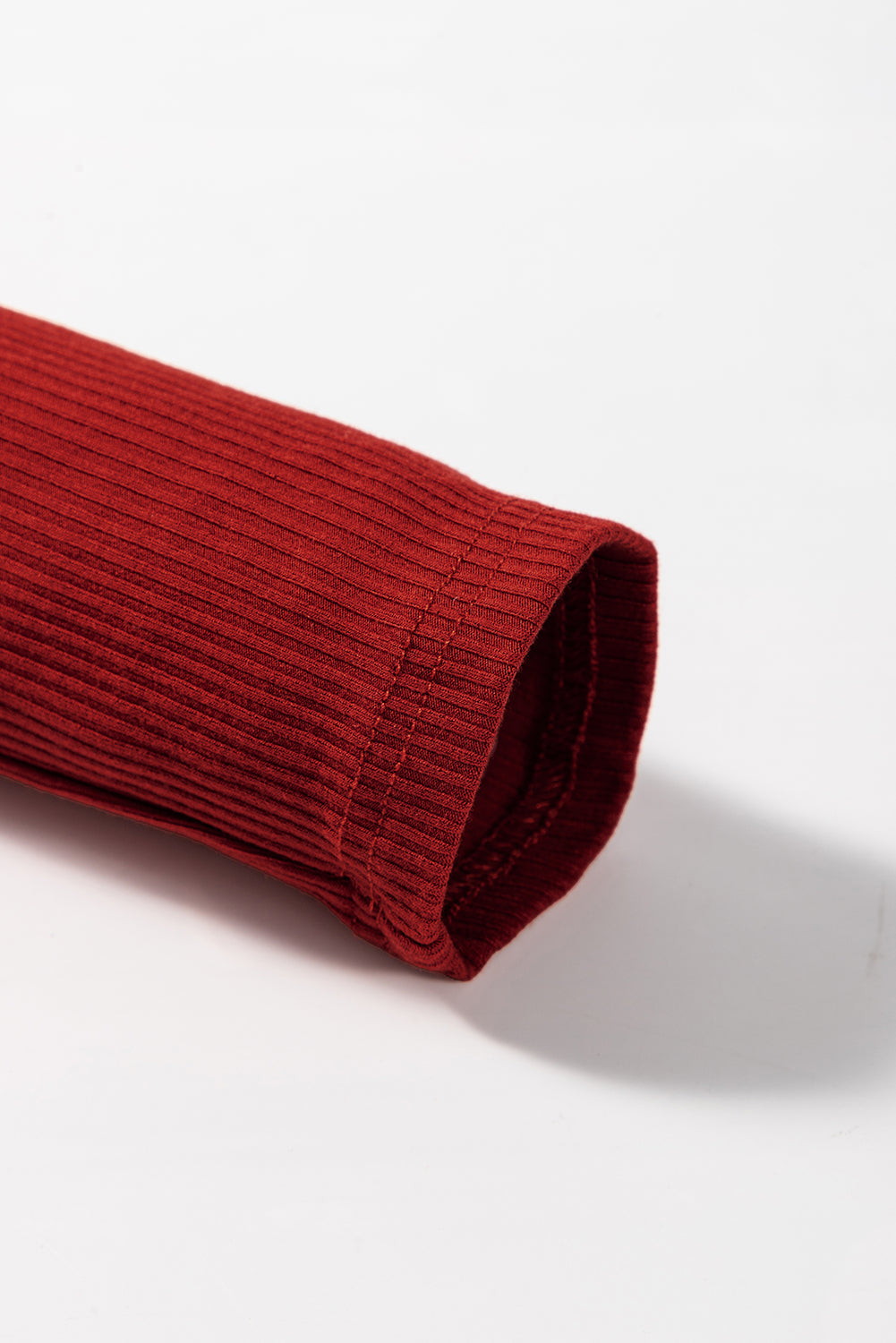 Rennsport rotes geripptes strickkleid mit langen ärmeln und hohem ausschnitt mini-kleid