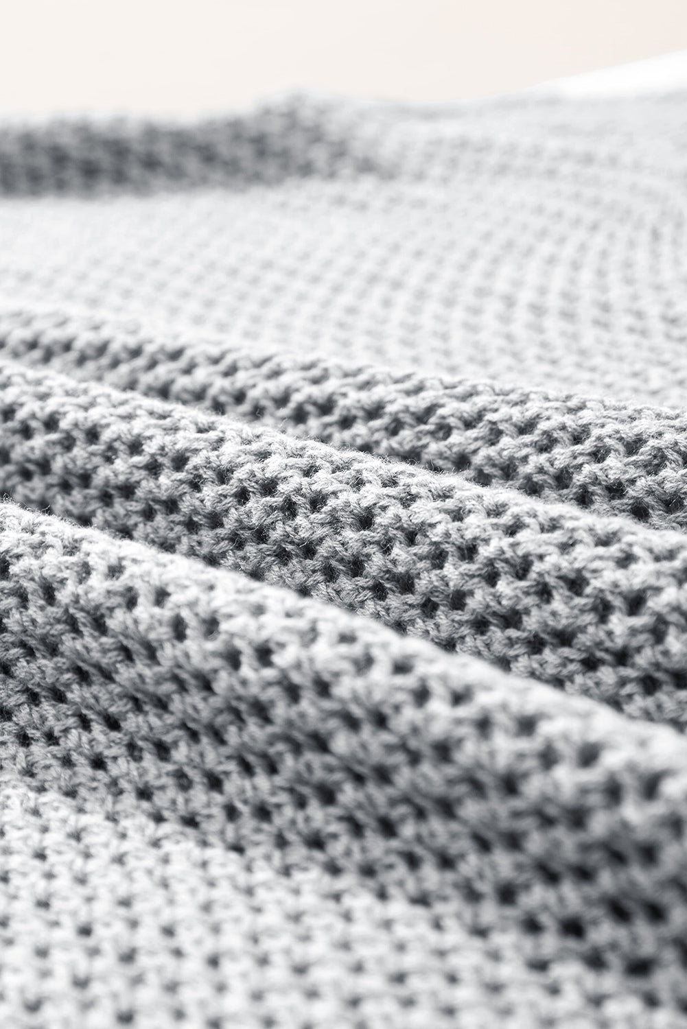 Hellgrauer pullover mit großer blume, hohl gestrickt und schulterfrei