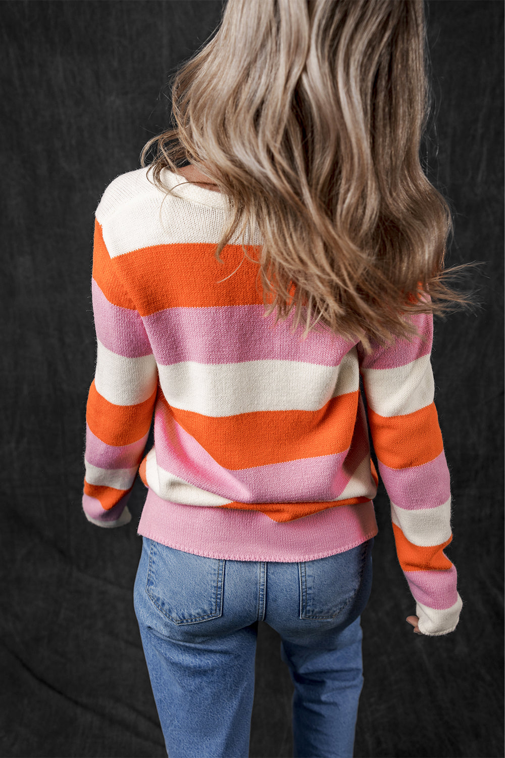 Orange gestreifter colorblock v-ausschnitt freizeitpullover