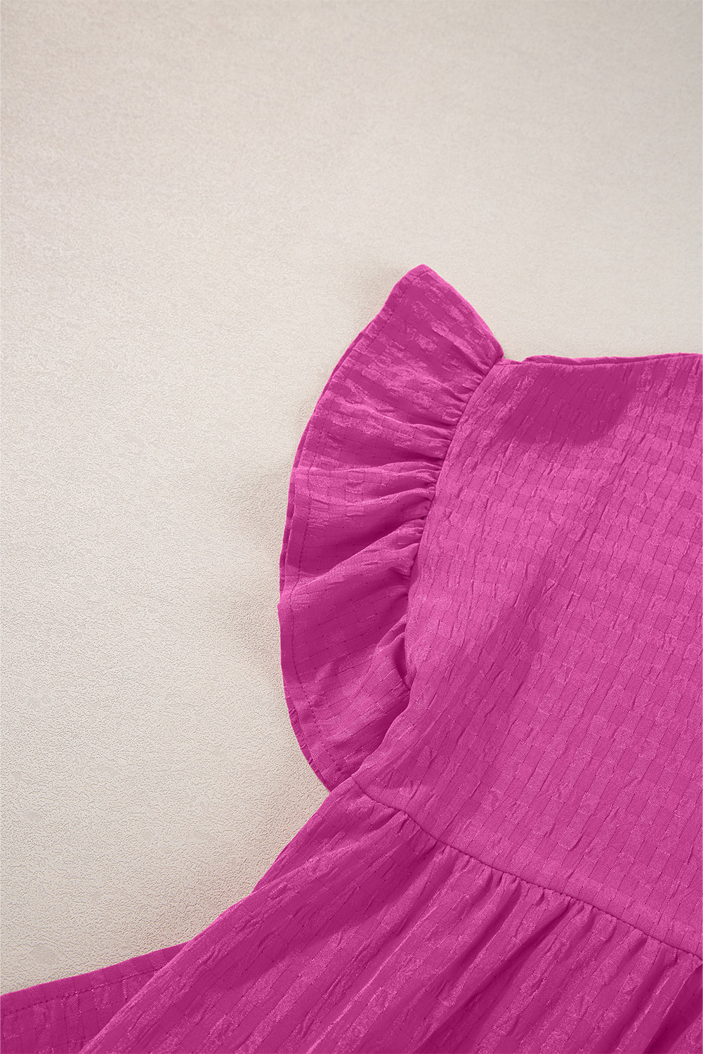 Rosenrotes strukturiertes Minikleid mit kurzen Ärmeln und Rüschen