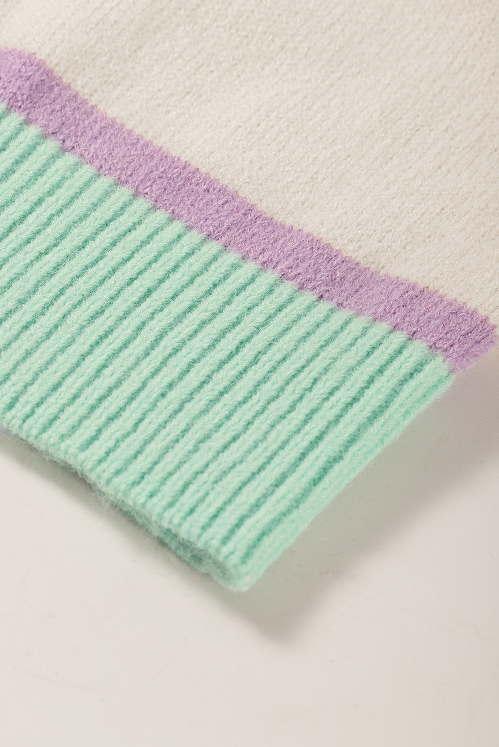 Mehrfarbig gestreifter colorblock pullover mit überschnittenen schultern