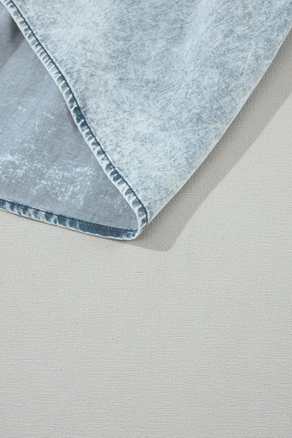 Dunkelblaues acid wash retro denim kleid mit halben ärmeln