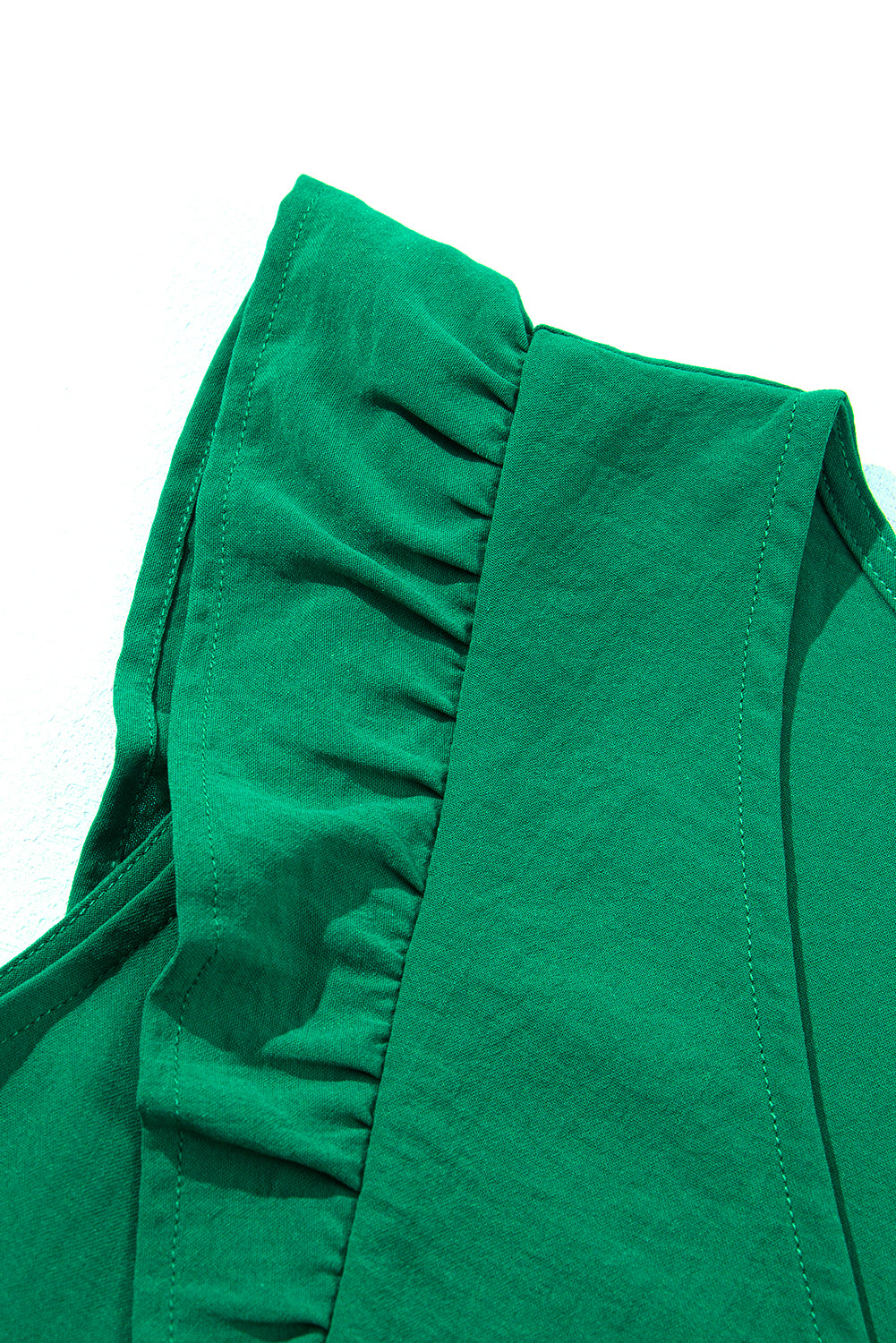 Leuchtend grünes, einfarbiges minikleid mit v-ausschnitt und rüschenbesatz