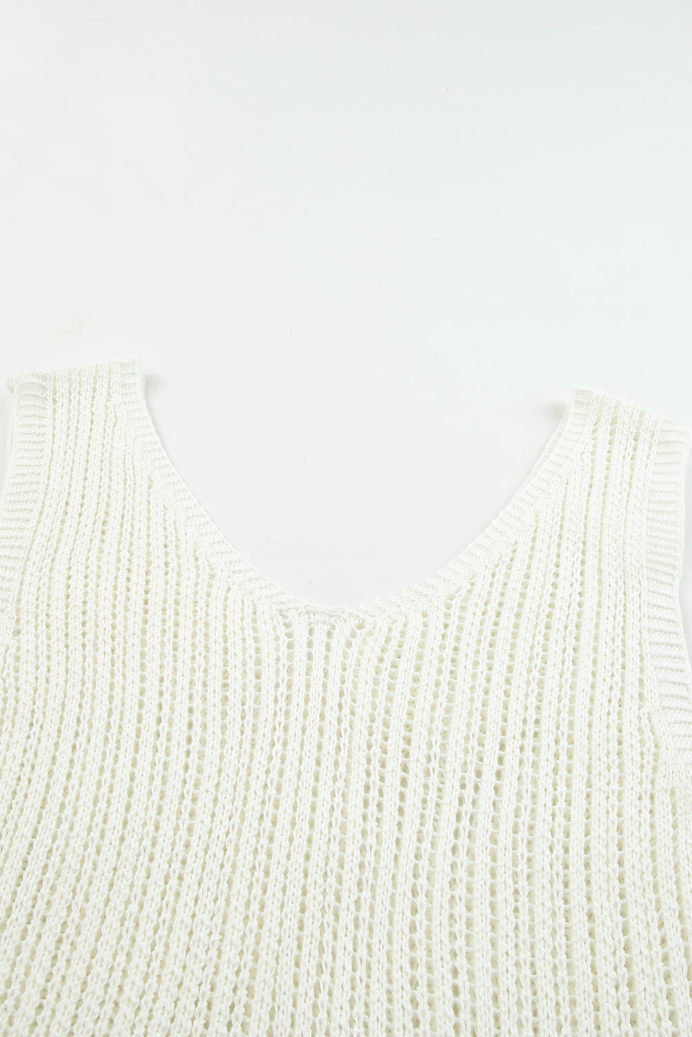 Weißes hohlgestricktes tank-top mit v-ausschnitt