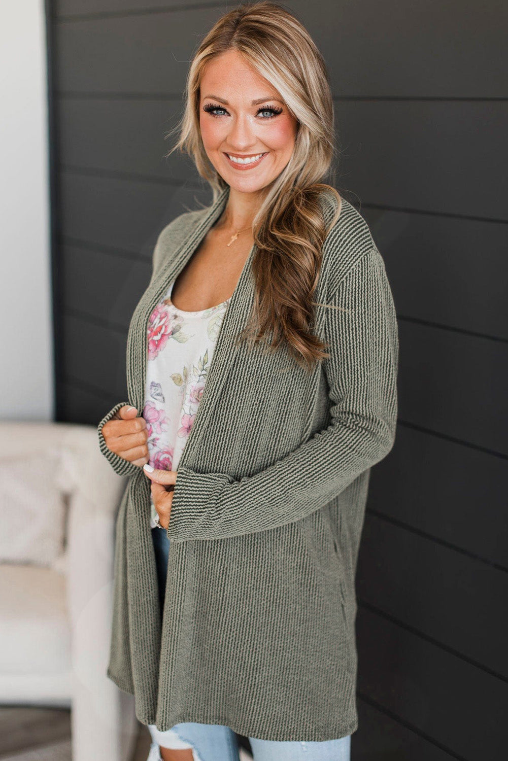 Moosgrüner strickcardigan mit offener vorderseite