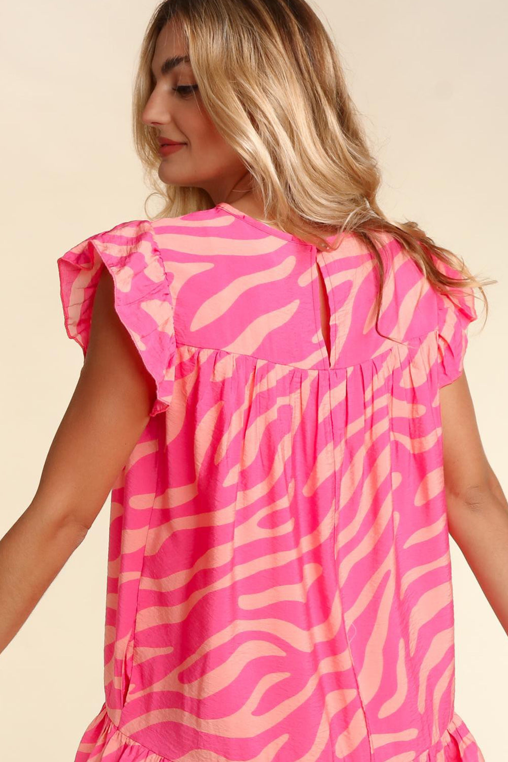 Rosa zebrastreifen bedrucktes kleid mit rüschenbesatz und taschen