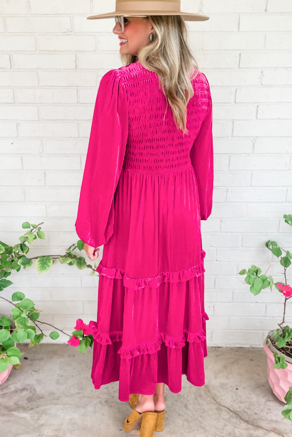 Rosenrotes gerafftes langärmeliges kleid aus samt mit v-ausschnitt