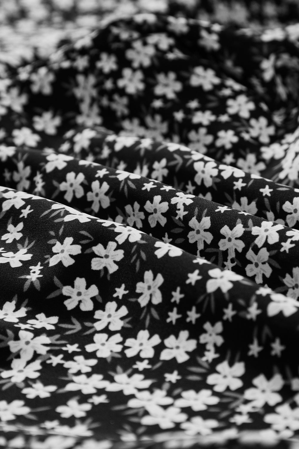 Schwarzer schmaler riemen gesmokter mieder weites bein floraler jumpsuit