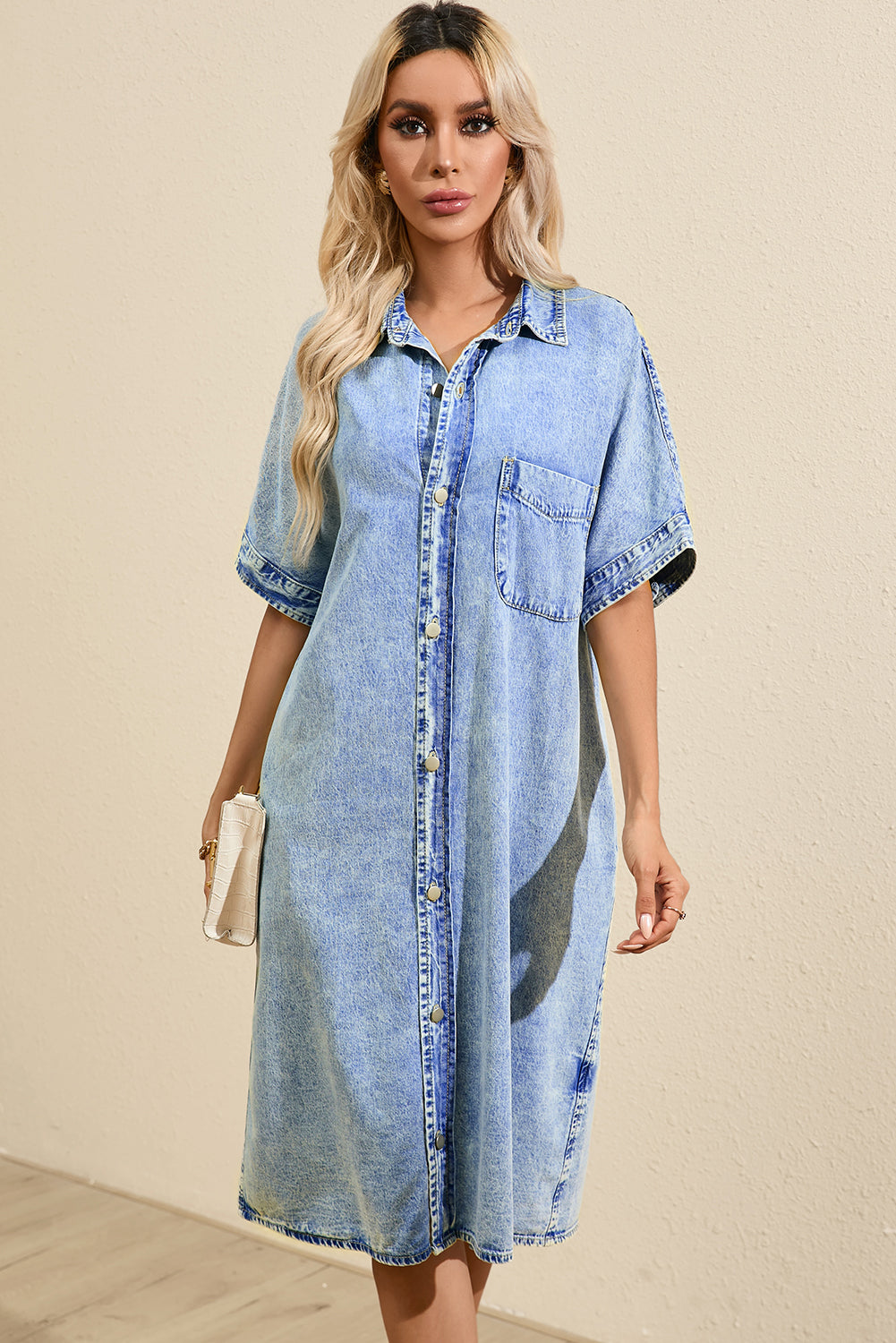 Hellblaues lockeres Hemd mit kurzen Ärmeln und mittlerer Waschung Chambray-Kleid