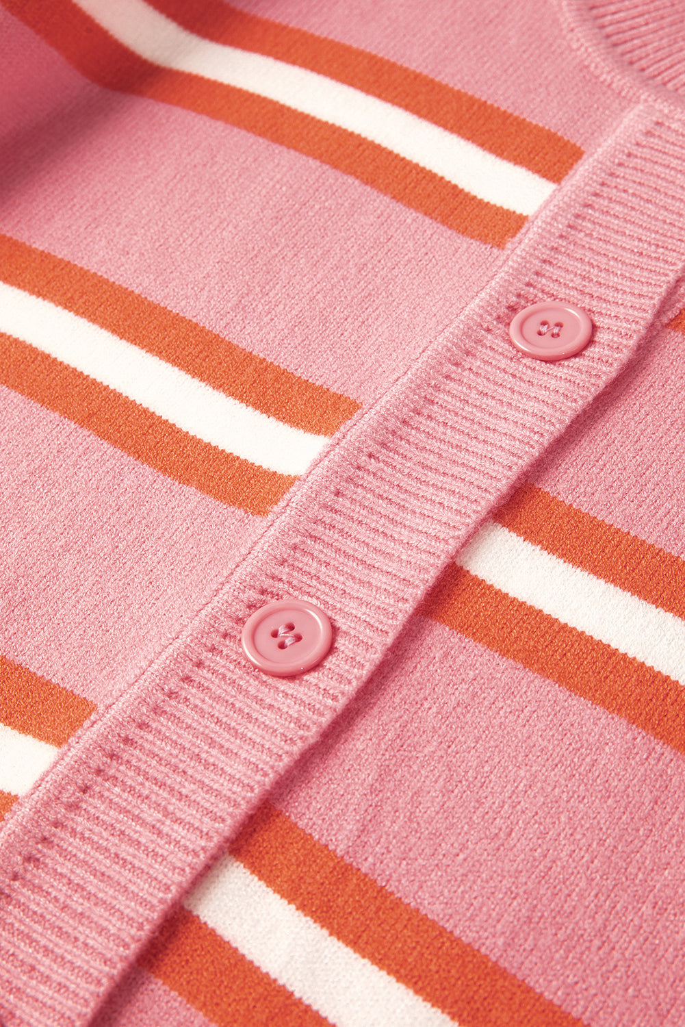 Rosa gestreifter strickpullover mit schulterknöpfen