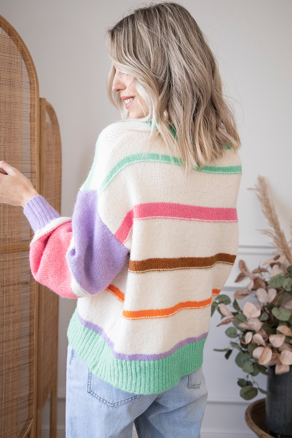 Mehrfarbig gestreifter colorblock pullover mit überschnittenen schultern