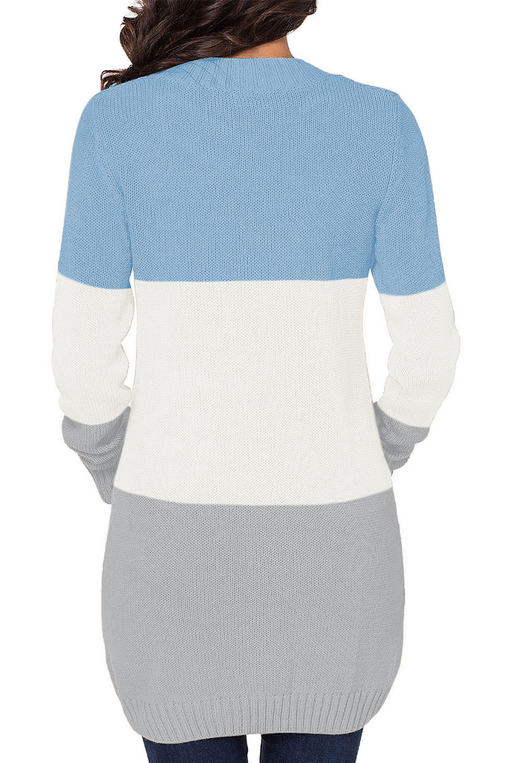 Blaue strickjacke mit fronttasche und knopfverschluss
