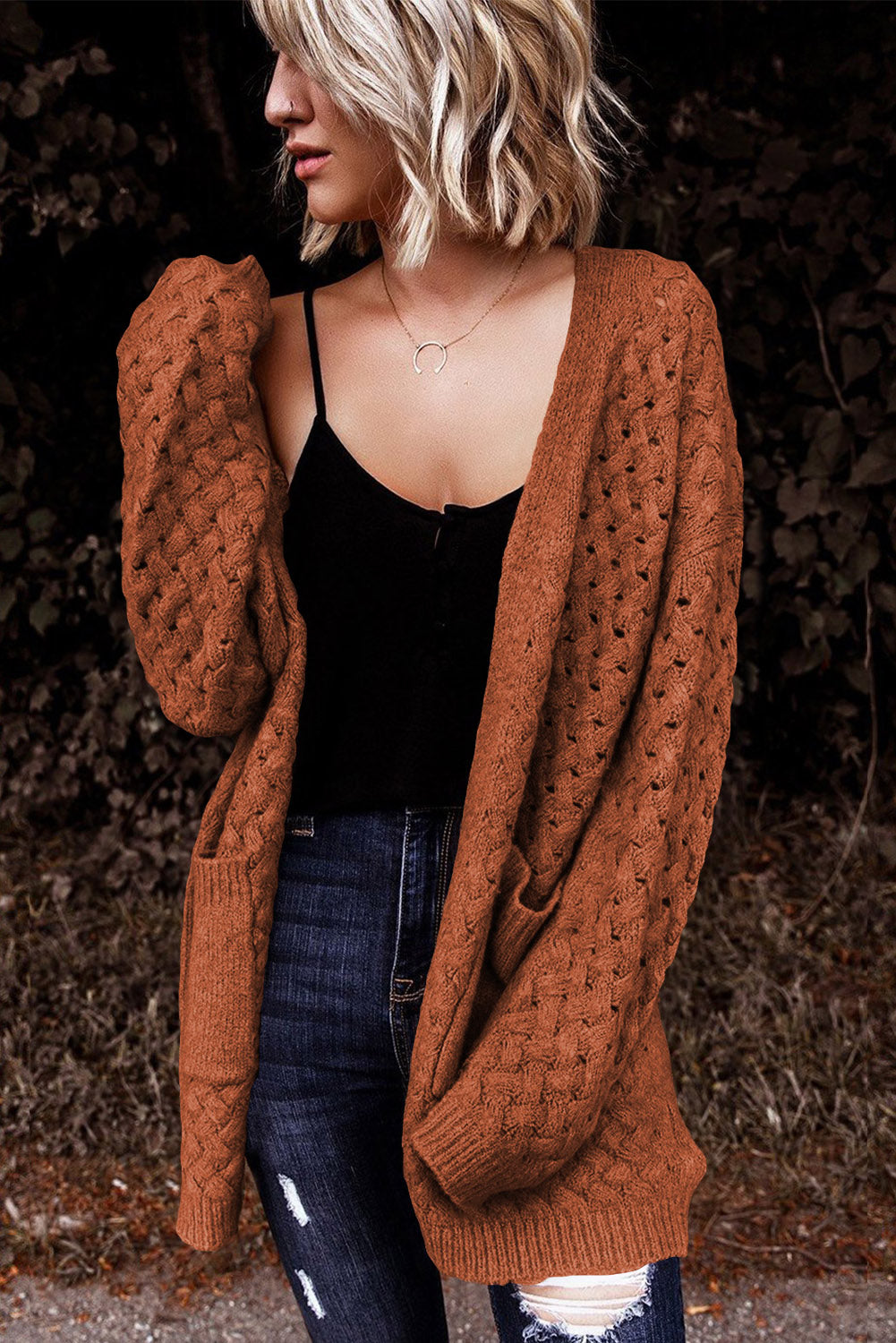 Brauner strickcardigan mit offener vorderseite und gewebter textur und taschen