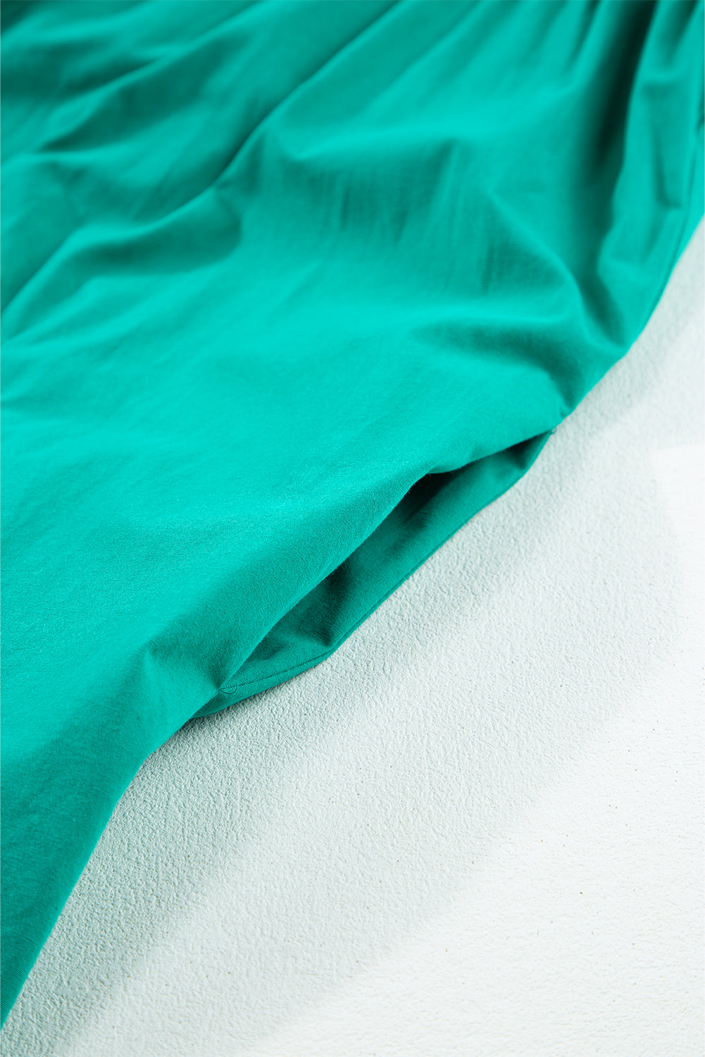 Hellgrünes gerafftes kurzes kleid mit gerafften ärmeln und knopfleiste