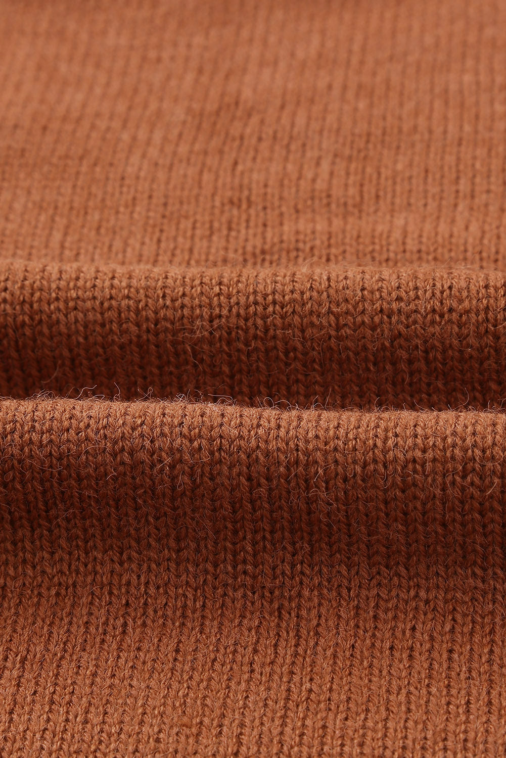 Brauner strickcardigan mit offener vorderseite und gewebter textur und taschen