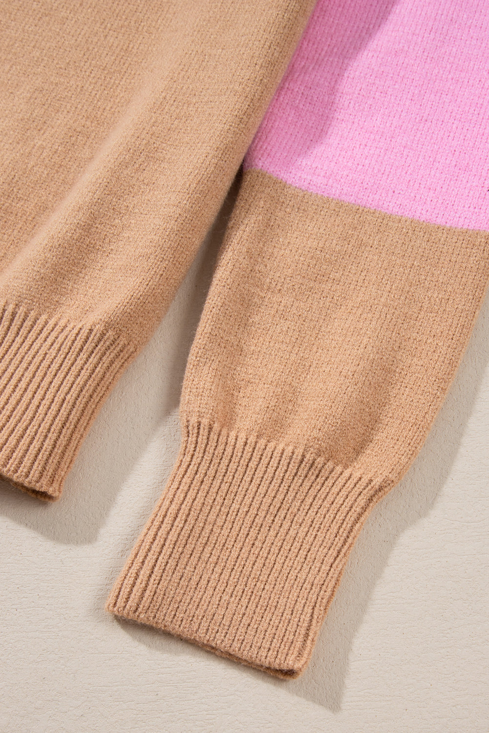 Mehrfarbiger colorblock-pullover mit geripptem halsausschnitt
