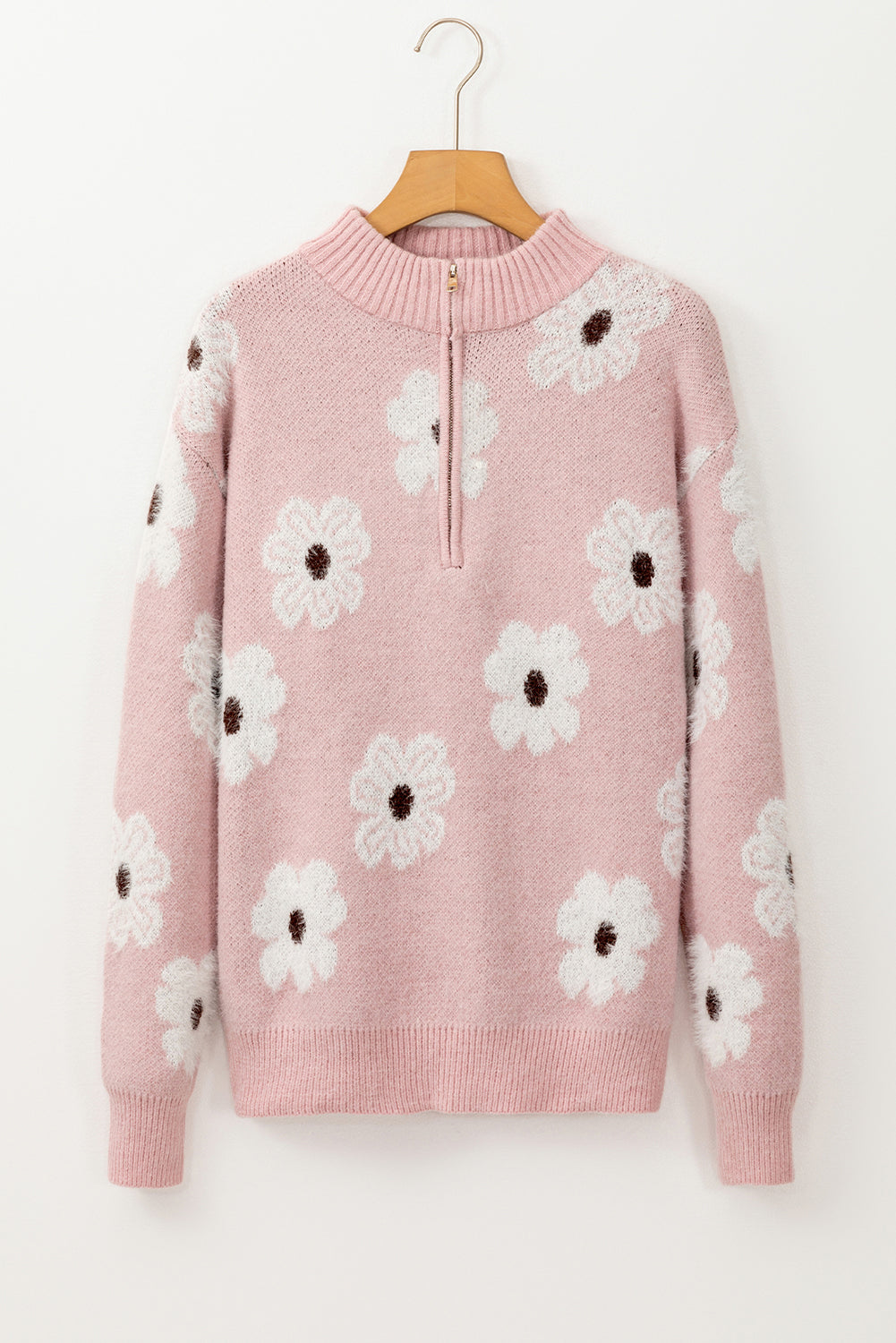 Rosafarbener pullover mit blumenmuster und halbem reißverschluss an den schultern