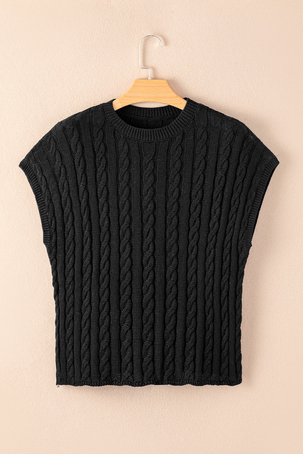 Schwarzer kurzarmpullover mit rundhalsausschnitt aus kabelstrick