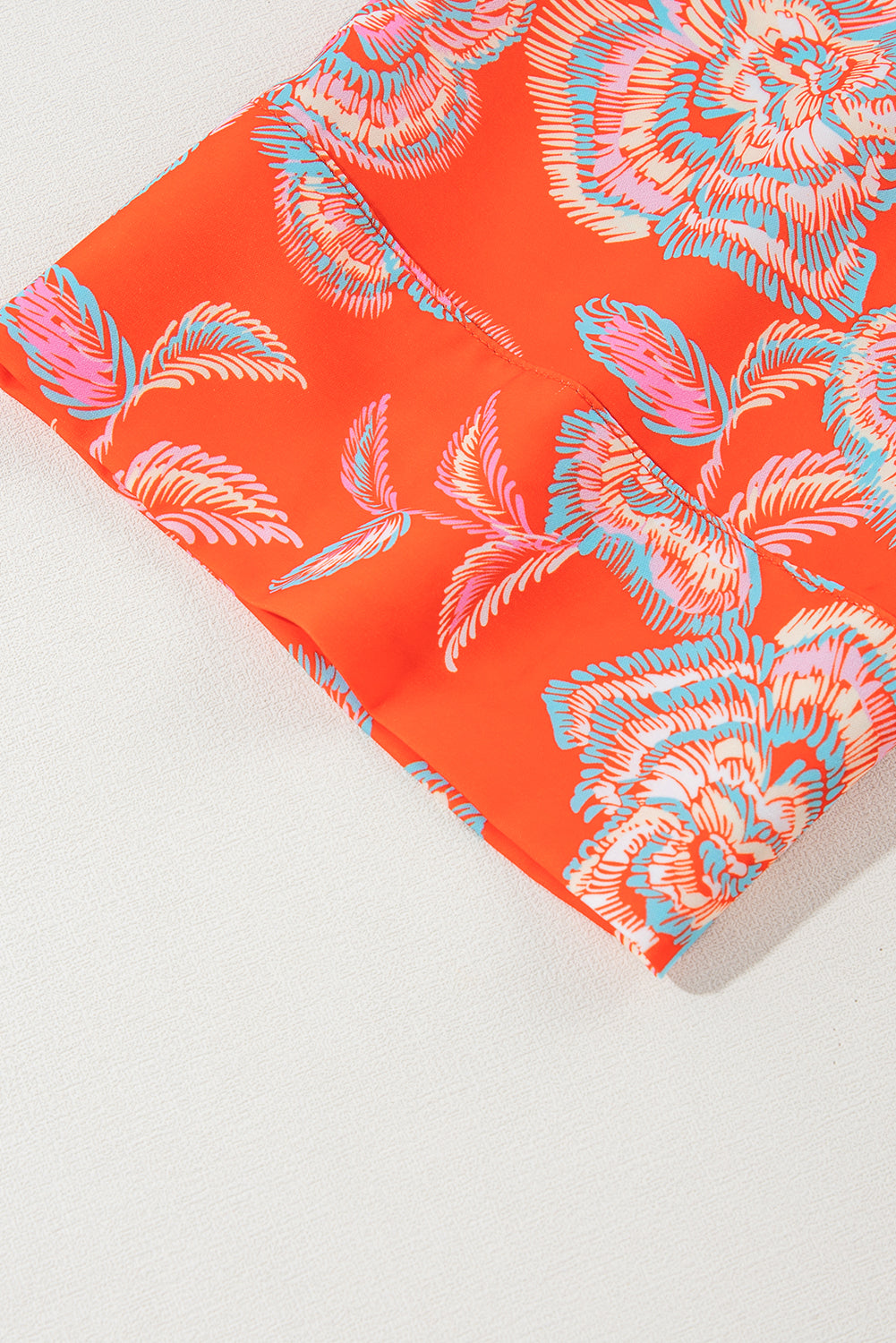 Rotes hemd mit blumendruck und reverskragen loses minikleid