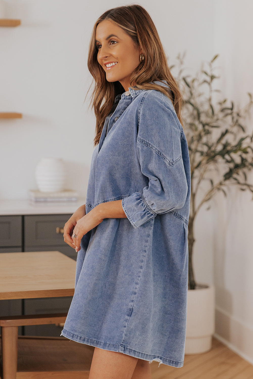 Himmelblaues langärmeliges denim-minikleid mit knöpfen
