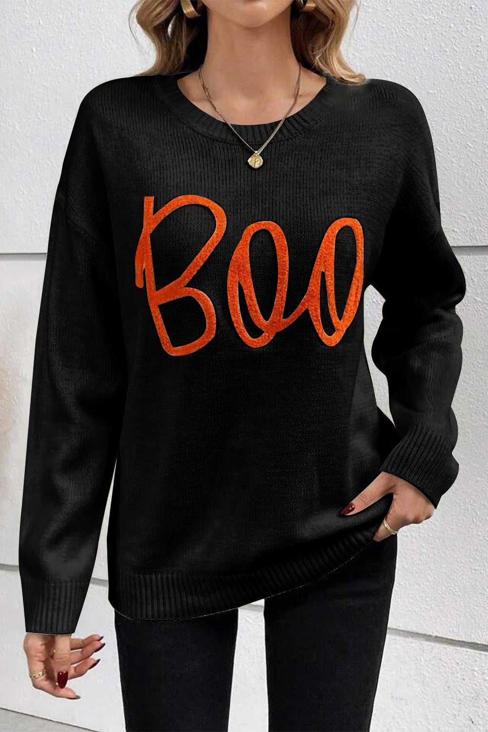 Schwarzer boo strickpullover mit geripptem rand und schultern