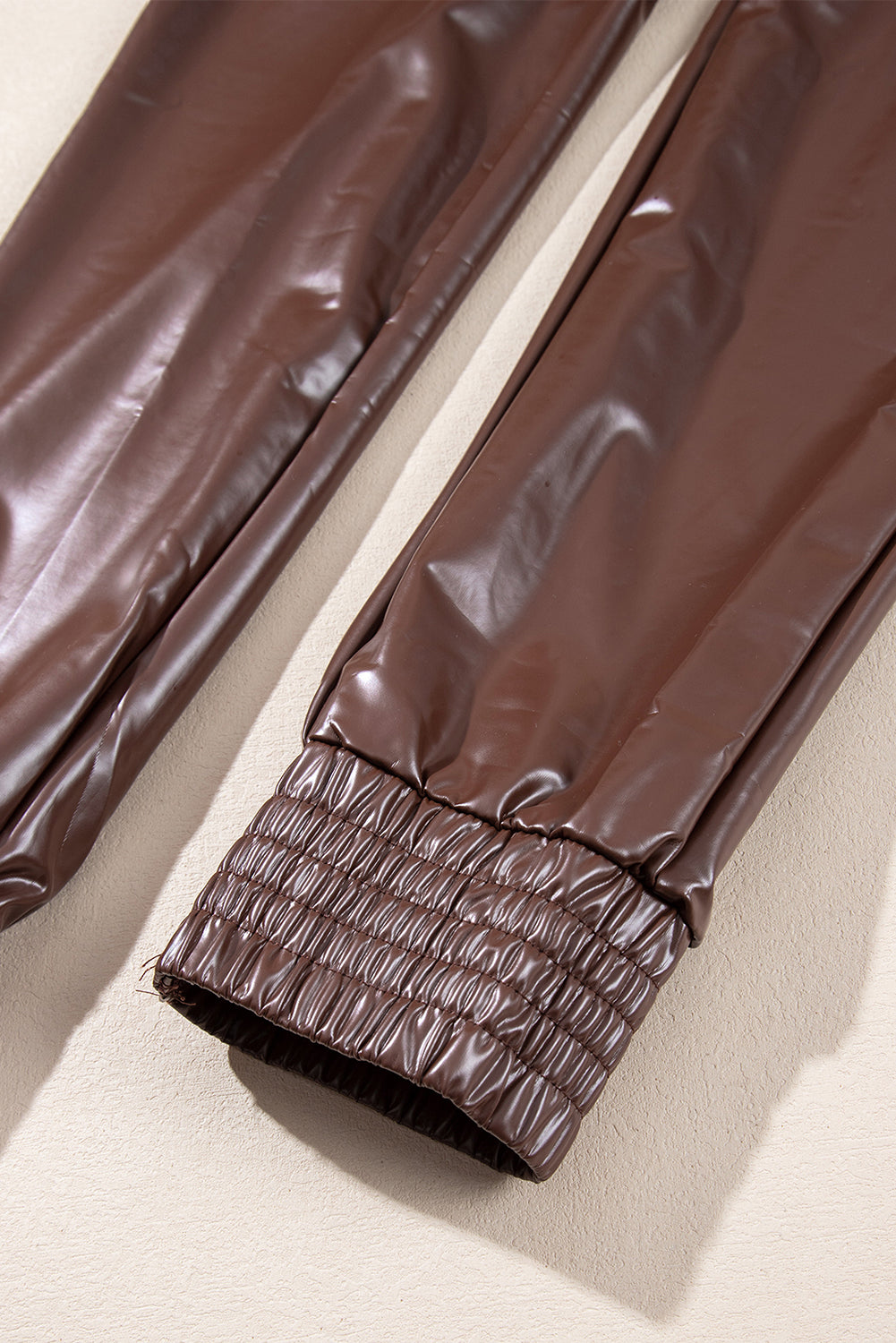 Braune gesmokte leder-skinny-hose mit hoher taille