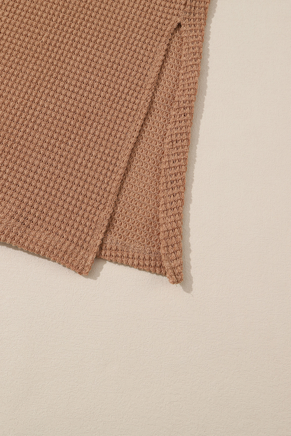 Kastanienbrauner langer waffelstrick-cardigan mit taschen