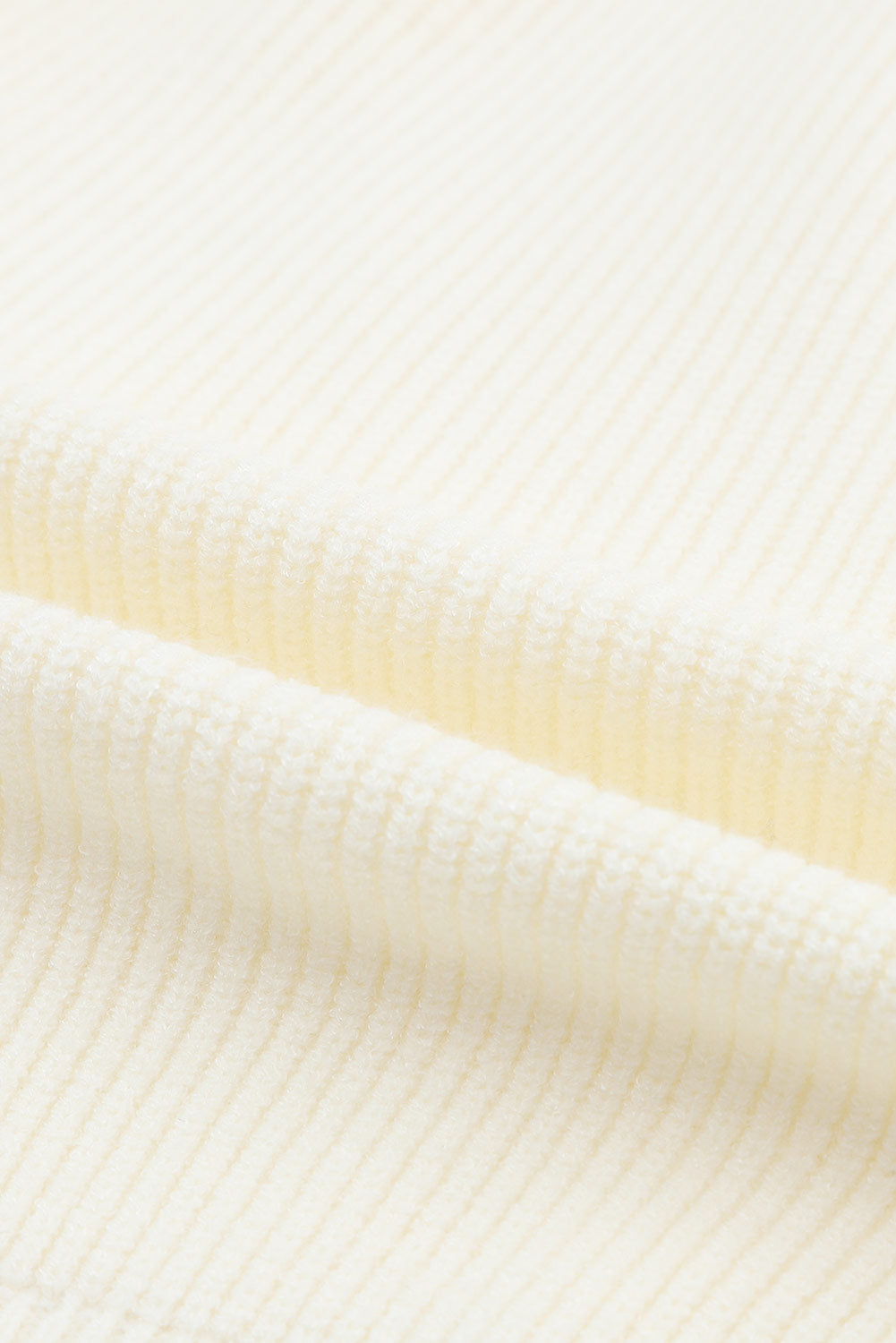 Beige gerippter pullover mit langen ärmeln und überwürfen