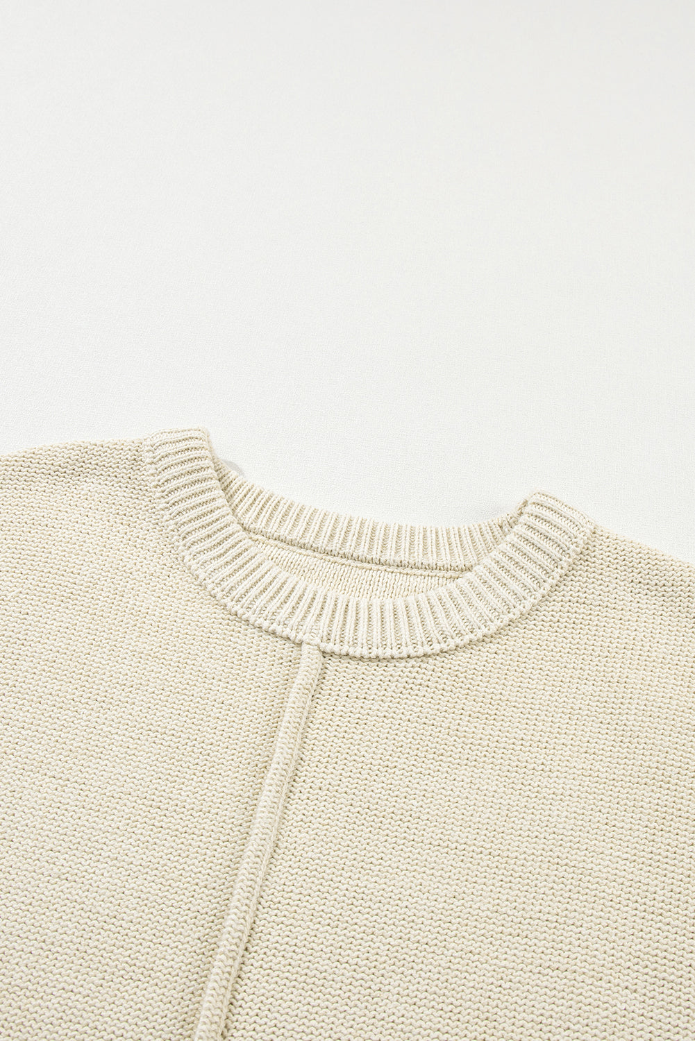 Haferflockenfarbener pullover mit gestrickten ärmeln