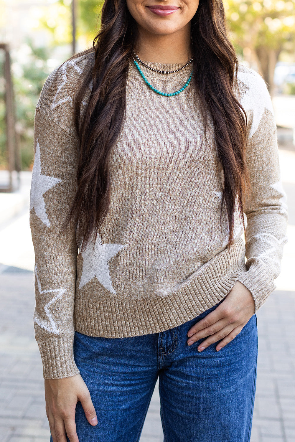 Khakifarbener pullover mit sternchenmuster und tropfenschulter