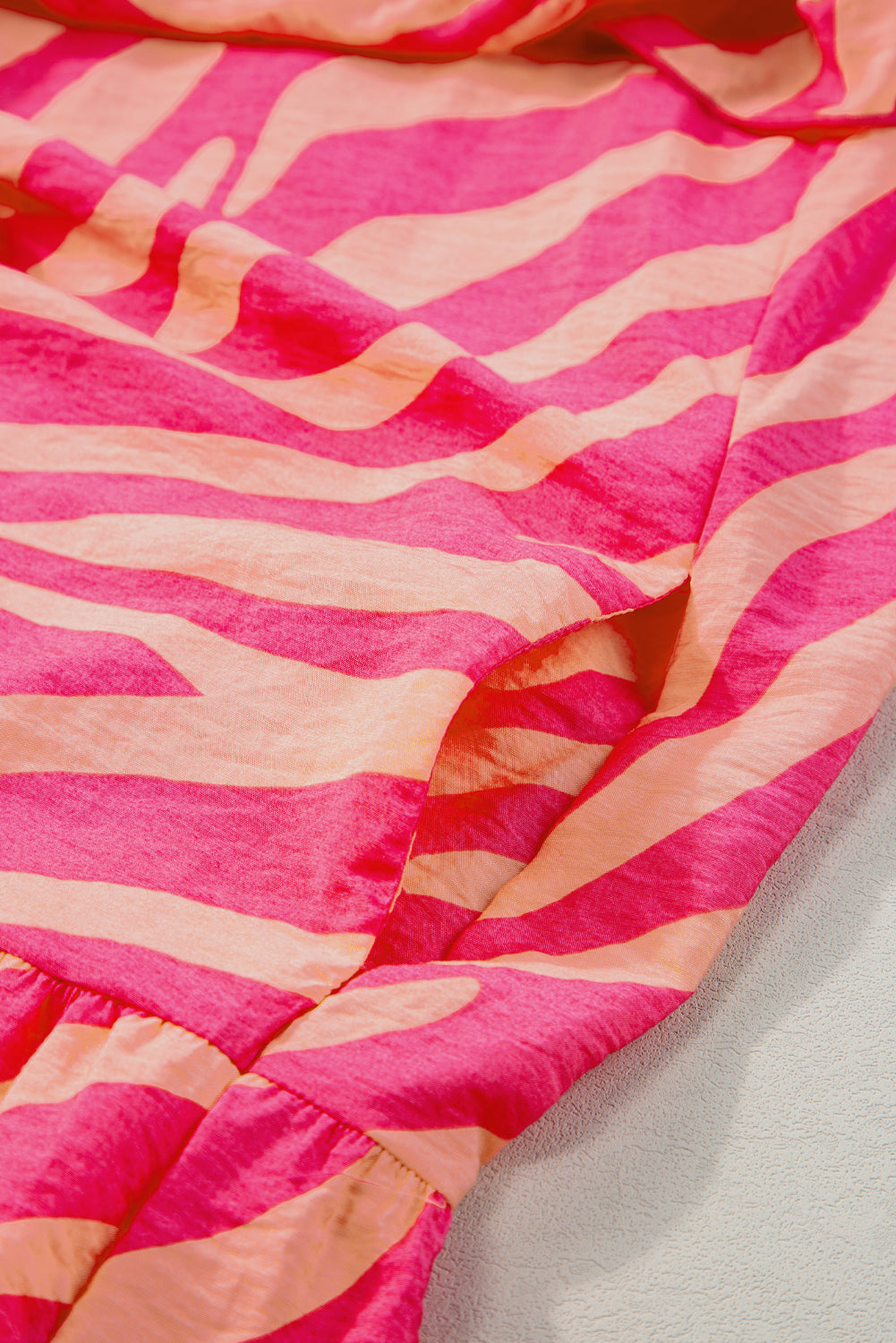 Rosa zebrastreifen bedrucktes kleid mit rüschenbesatz und taschen