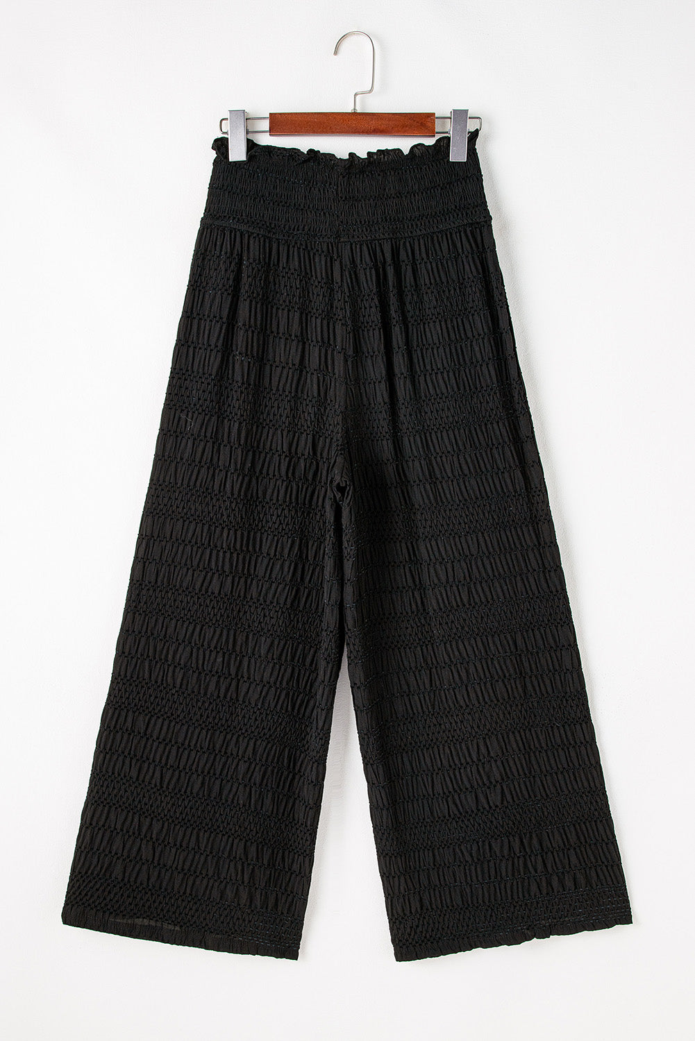 Schwarze strukturierte hose mit breiter gesmokter taille und loser hose