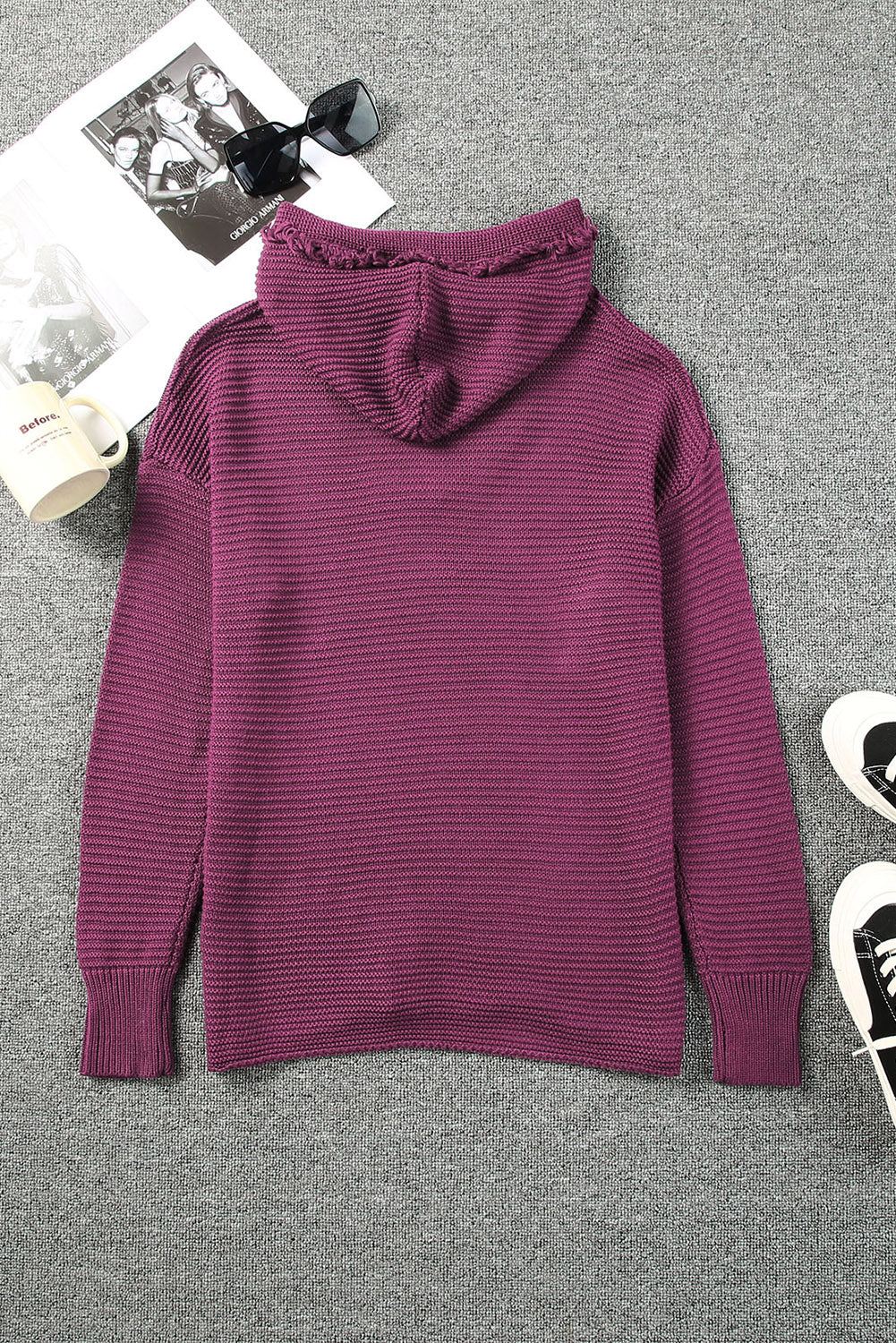 Kapuzenpullover mit v-ausschnitt und gerippter schulterpartie